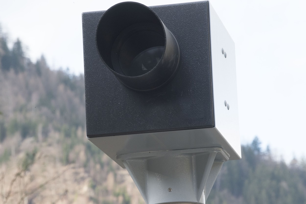 Radarele fixe vor apărea din nou pe drumurile din România, alături de camere, iar cei care încalcă codul rutier vor fi automat amendați