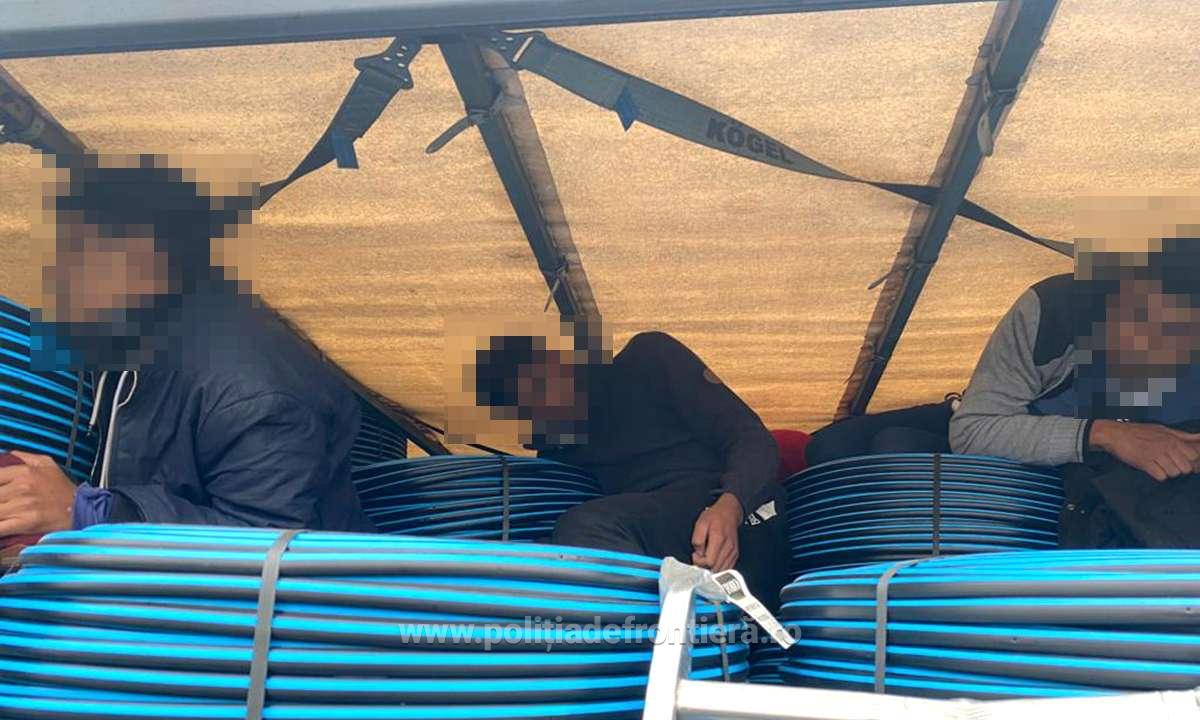 Migranți descoperiți de polițiștii de frontieră ascunși în furtunuri de irigații