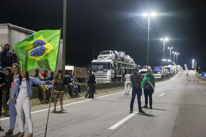 TRUCKSdrum pe timp de noapte cu camioane și steagul braziliei MANIFESTATION IN PALHOCA/SC