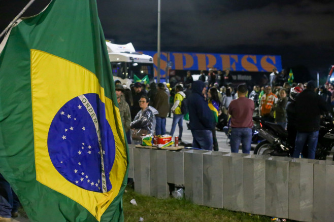 protestatari în Brazilia cu steaguri și bannere