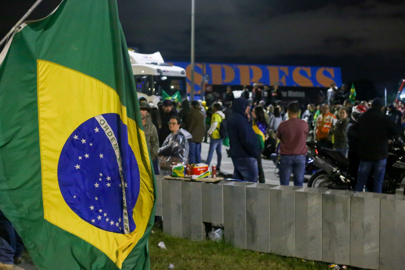 protestatari în Brazilia cu steaguri și bannere