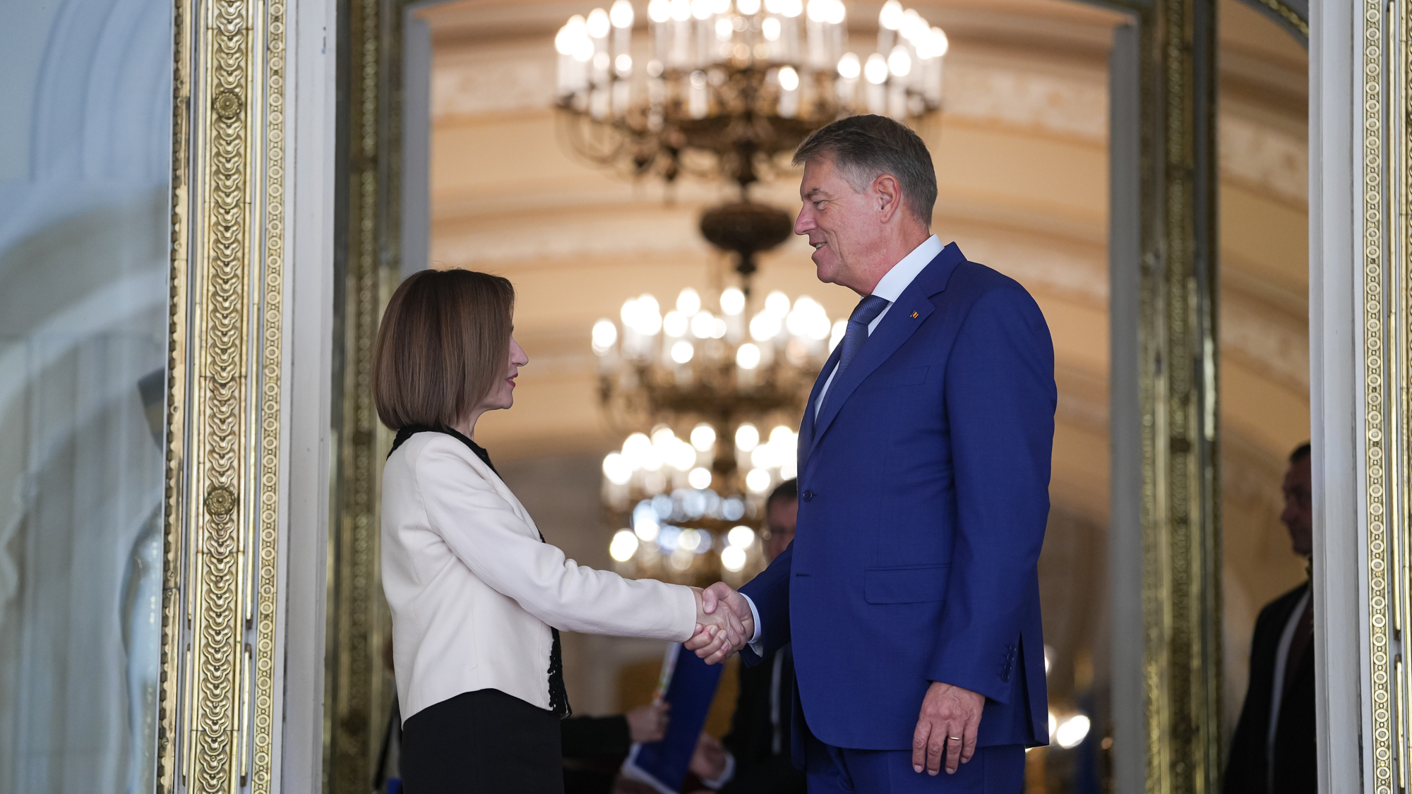 Klaus Iohannis și Maia Sandu au discutat despre măsurile de sprijin pentru depășirea crizei energetice din Republica Moldova