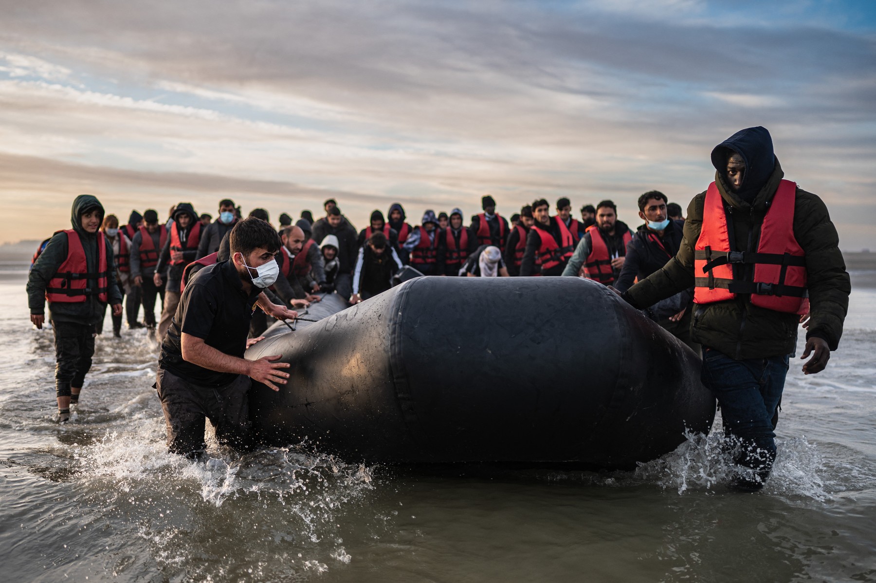 Guvernul lui Rishi Sunak ia în calcul „opțiuni mai radicale” pentru a opri „invazia” migranților