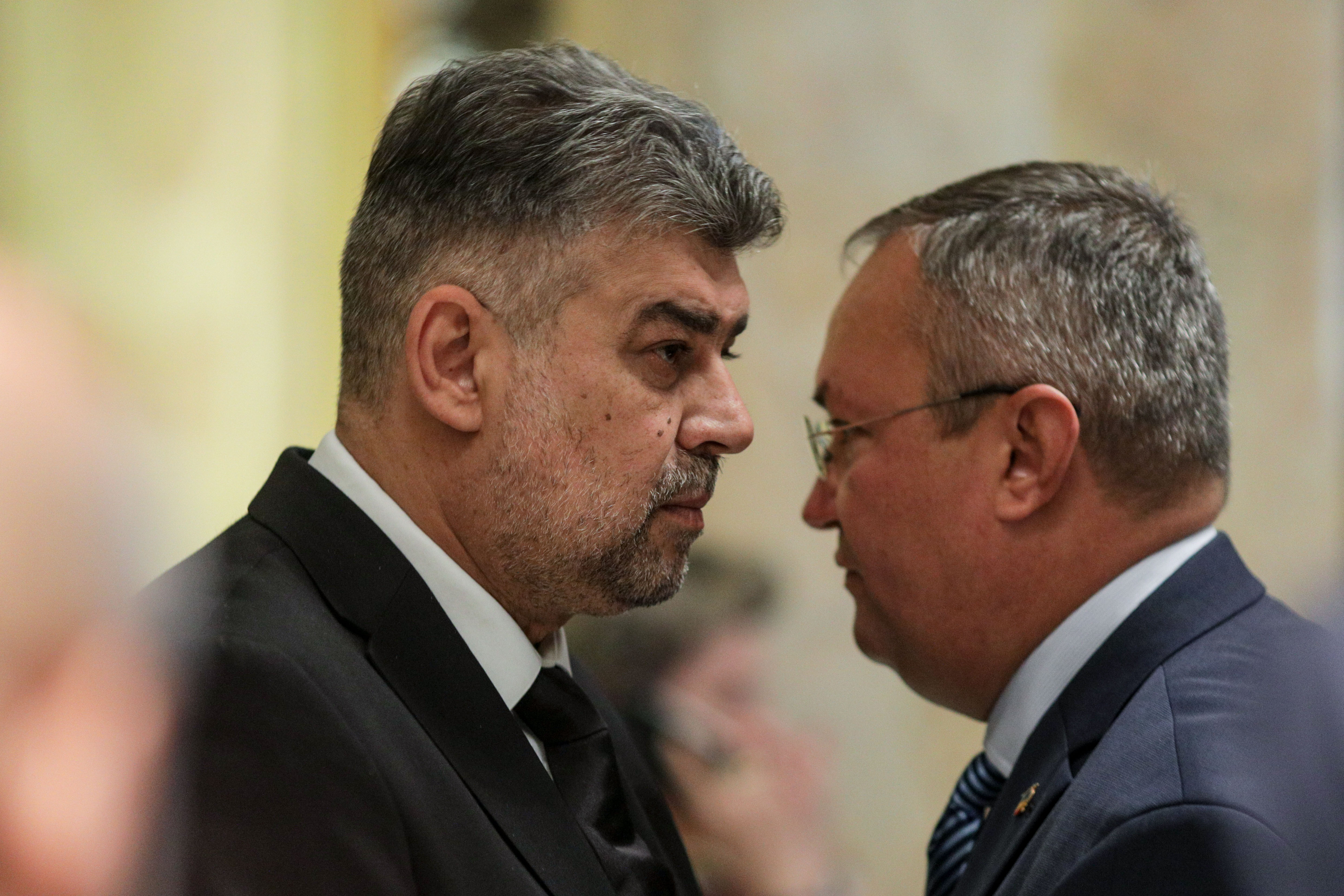 Ciucă îi dă replica lui Ciolacu, după ce a amenințat cu demisia: „Suntem aici pentru oameni, nu pentru funcţii”