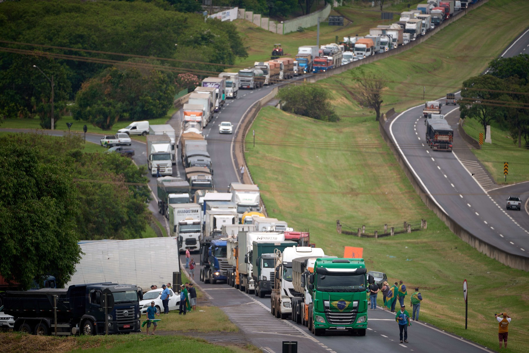 Brazilia, paralizată după ce camionagiii, susținători ai lui Bolsonaro, au blocat drumurile după înfrângerea acestuia în alegeri