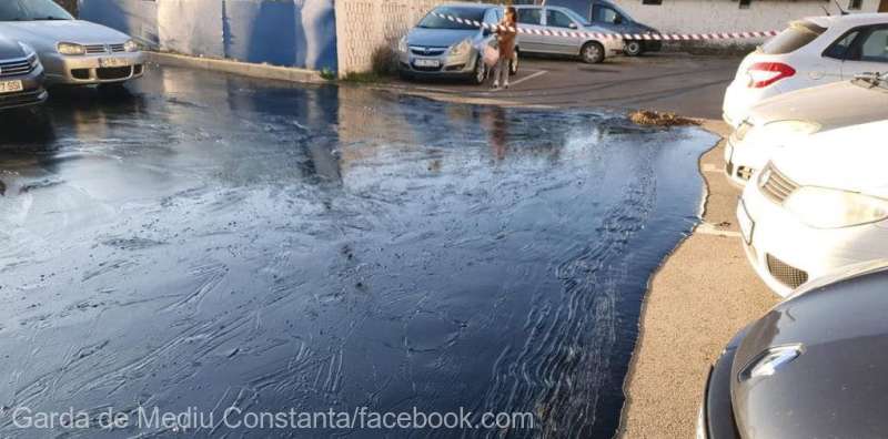 Parcarea unui bloc din Constanța a fost inundată cu păcură