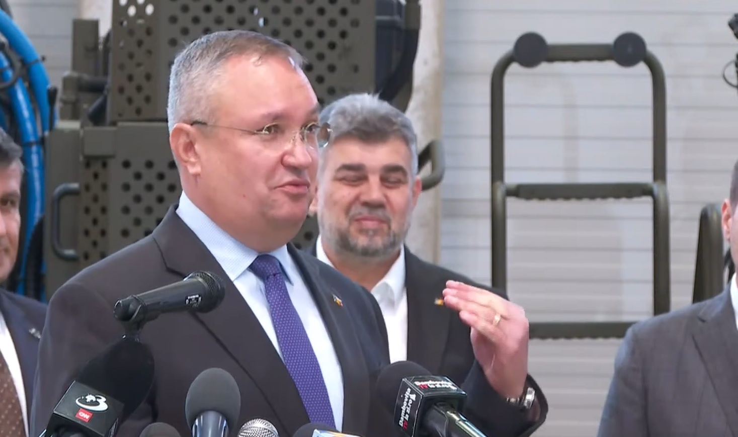 Ciucă și Ciolacu au uitat să-l ia pe ministrul Apărării la fabrica de blindate. „Am crezut că îl anunță domnul președinte Ciolacu”