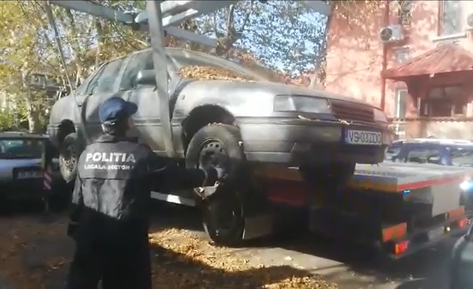 VIDEO O mașină folosită de Nicușor Dan a fost ridicată de pe o stradă din Sectorul 5