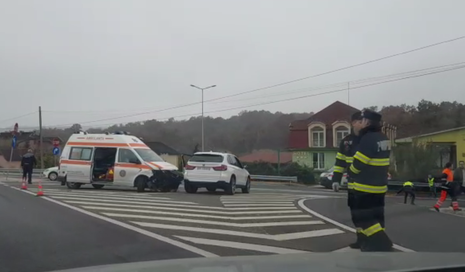 VIDEO. Un șofer de ambulanță beat a provocat un accident. Autospeciala transporta un pacient