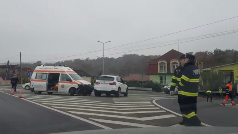 Ambulanță implicată în accident