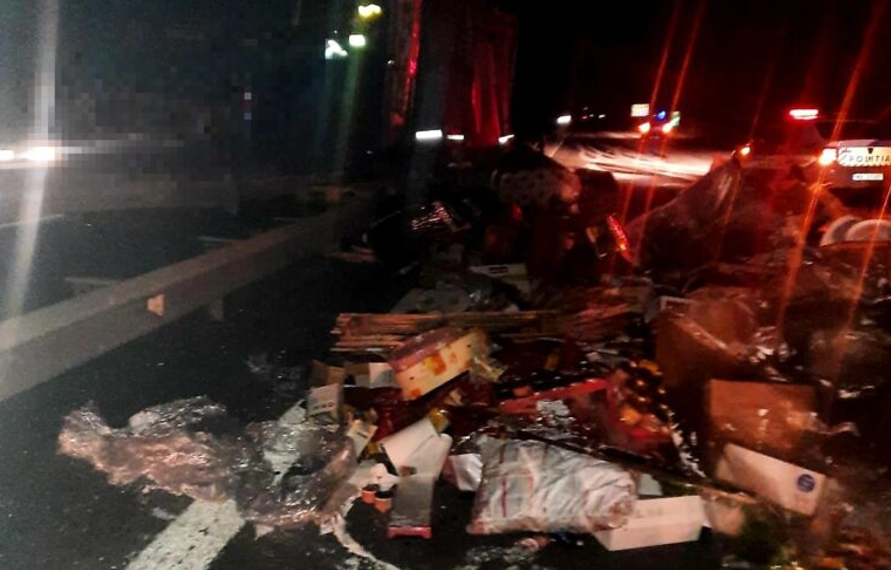 Şoferul unui TIR, rănit în urma unui accident pe autostrada A1. Trafic blocat după ce toată marfa din remorcă a ajuns pe asfalt