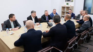 Ciucă și Ciolacu la o masă cu reprezentanții fabricii IVECO din România.