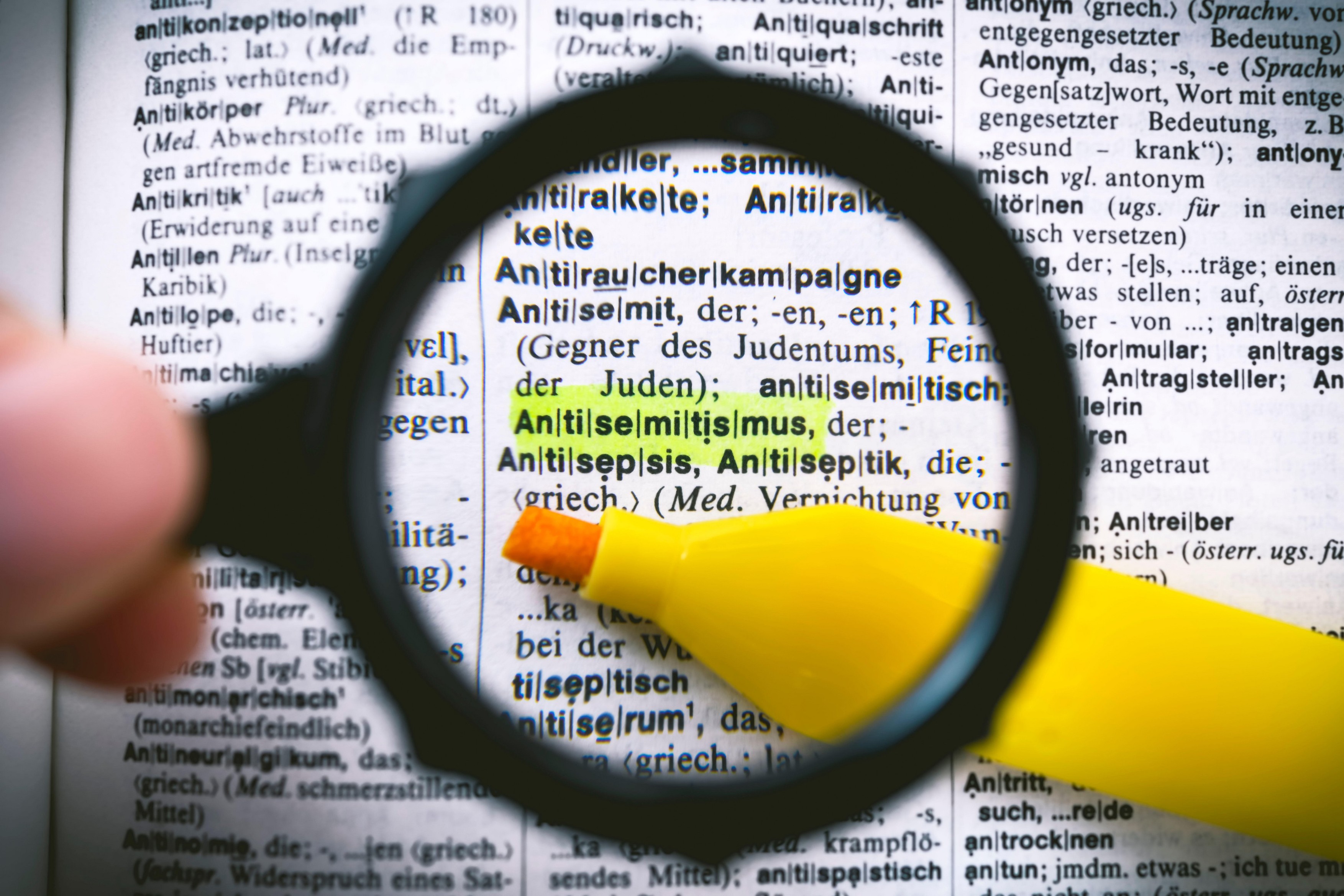 Antisemitismul a fost amplificat de pandemia de COVID-19 și de războiul Rusiei în Ucraina (Raport UE)