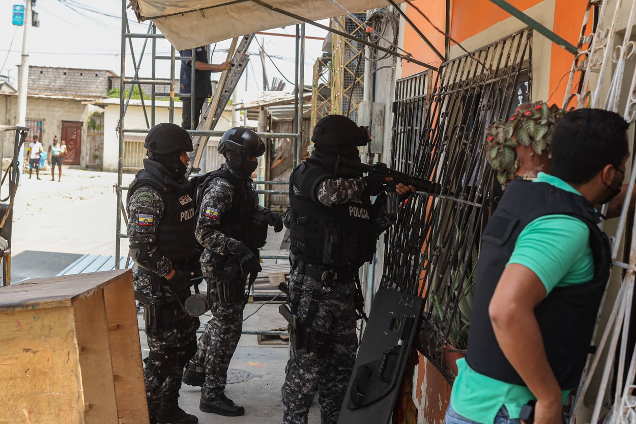 Cadavre decapitate spânzurate de poduri și mașini-capcană. Războiul împotriva cartelurilor de droguri a aruncat Ecuadorul în haos
