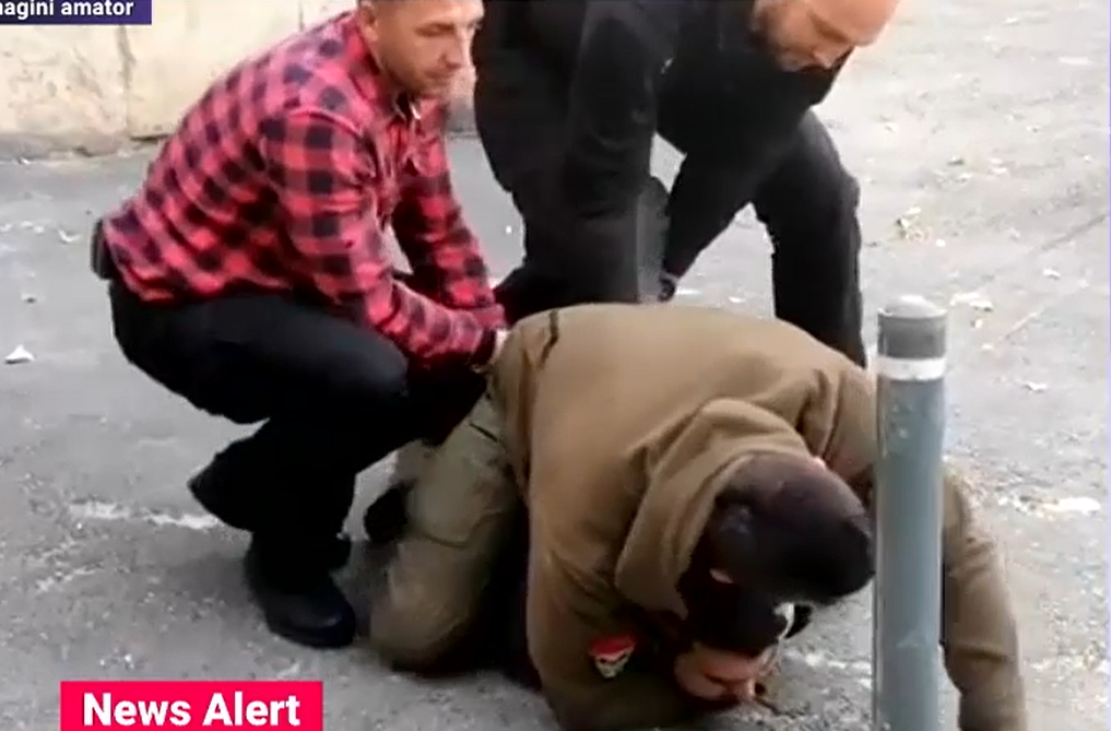 VIDEO. Trei polițiști au fost amenințați cu cuțitul de un bărbat, în centrul Capitalei