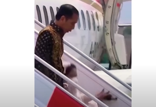Momentul în care Prima Doamnă a Indoneziei cade pe treptele avionului. Soțul ei nu a intervenit să o ajute