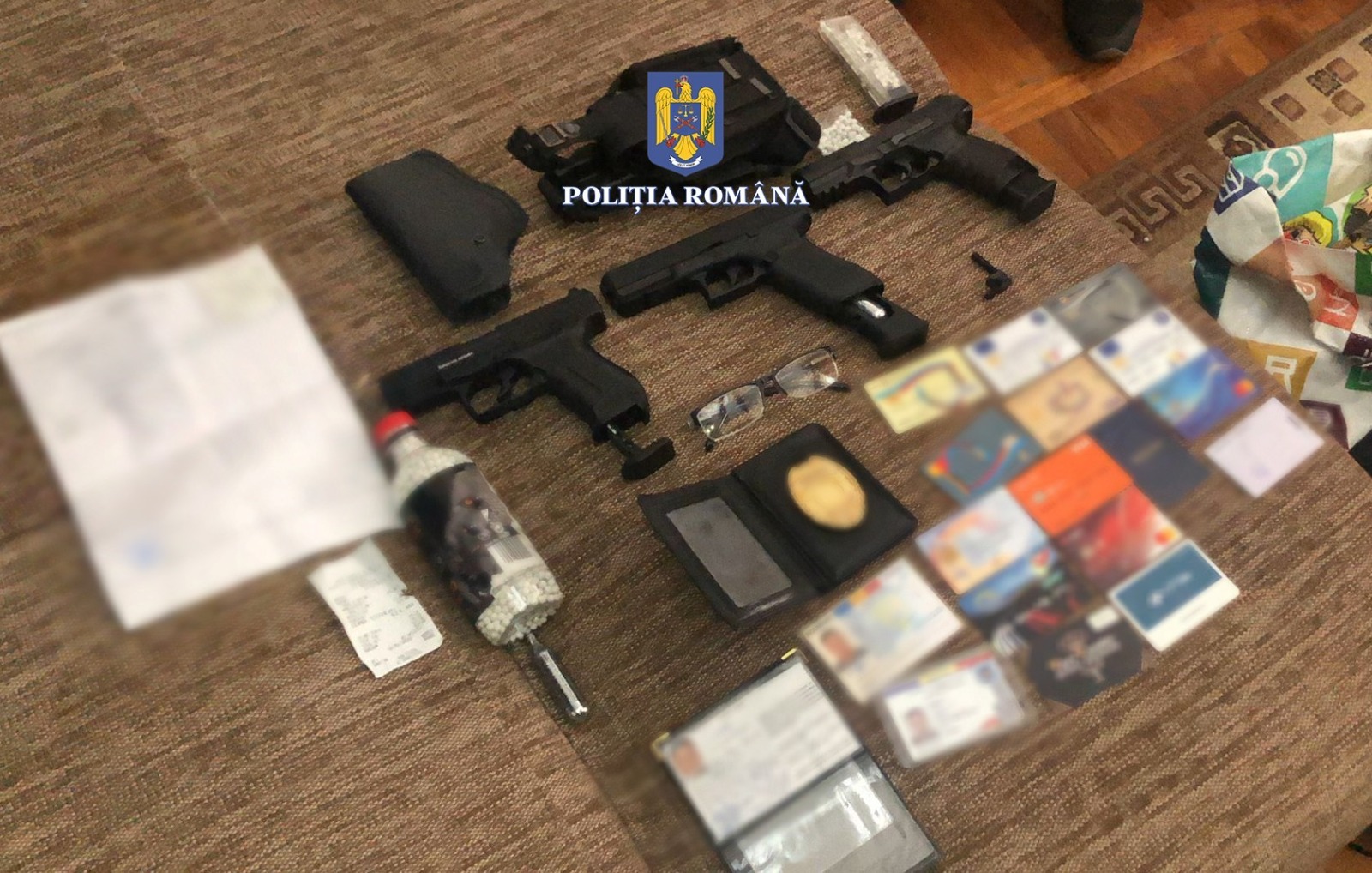 Doi tineri s-au dat drept polițiști și au lăsat fără bani și carduri mai multe prostituate. Cum acționau