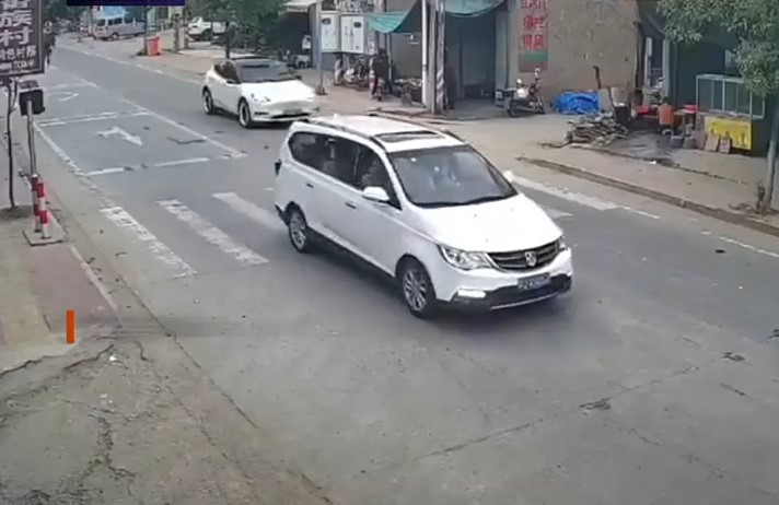 VIDEO O Tesla scăpată de sub control a ucis 2 oameni și a rănit alți 3 în China