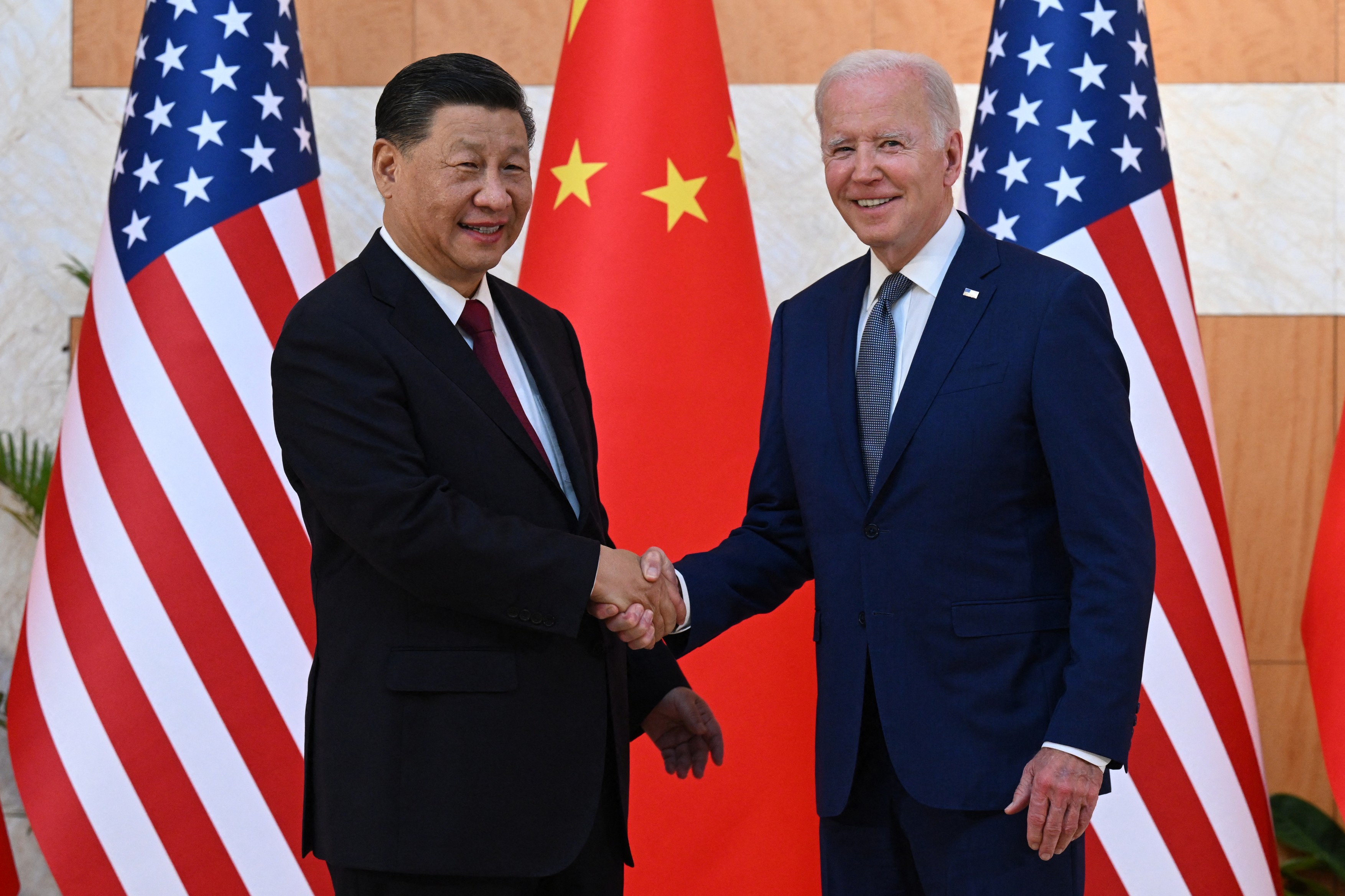 Un Putin îngrijorat citește la Kremlin rapoartele cu privire la întâlnirea dintre Biden și Xi