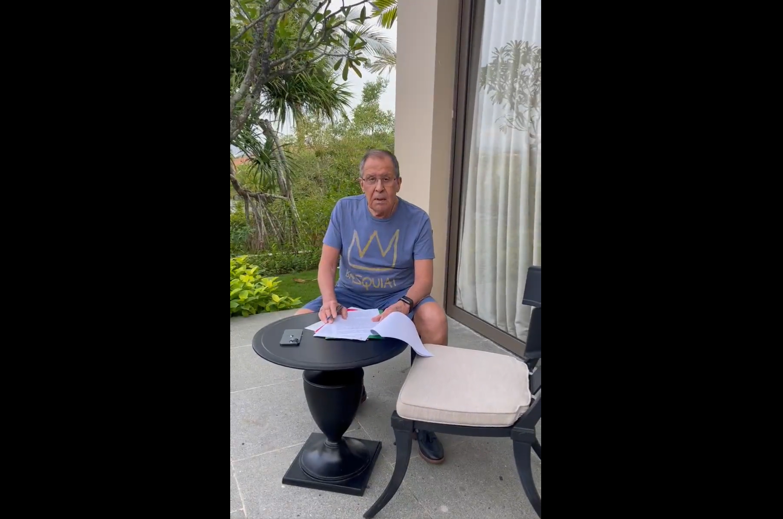 Lavrov, îmbrăcat în pantaloni scurți și tricou, neagă că a fost dus la spital. Guvernatorul din Bali spune că s-a prezentat la control
