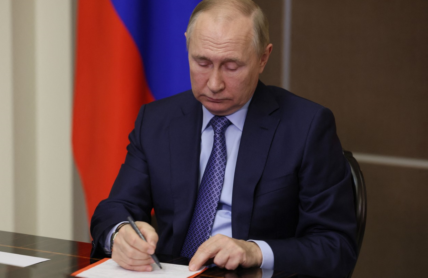 Putin reia o tradiție sovietică și acordă primele sale titluri de „Mamă-eroină”. Printre premiate, soţia lui Kadîrov