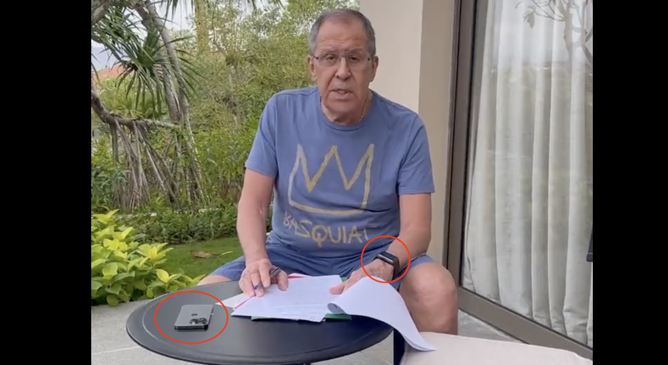 Lavrov se luptă cu Occidentul purtând iPhone și ceas Apple, îmbrăcat cu un tricou al unui artist american bisexual dependent de droguri