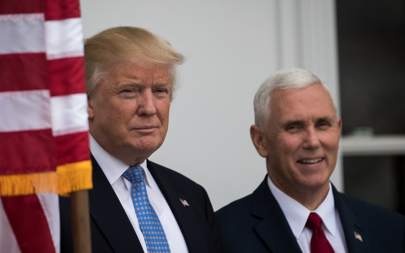 Fostul vicepreşedinte american Mike Pence îl acuză pe Donald Trump că i-a pus viaţa în pericol