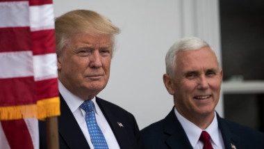 Donald Trump și Mike Pence zâmbesc.