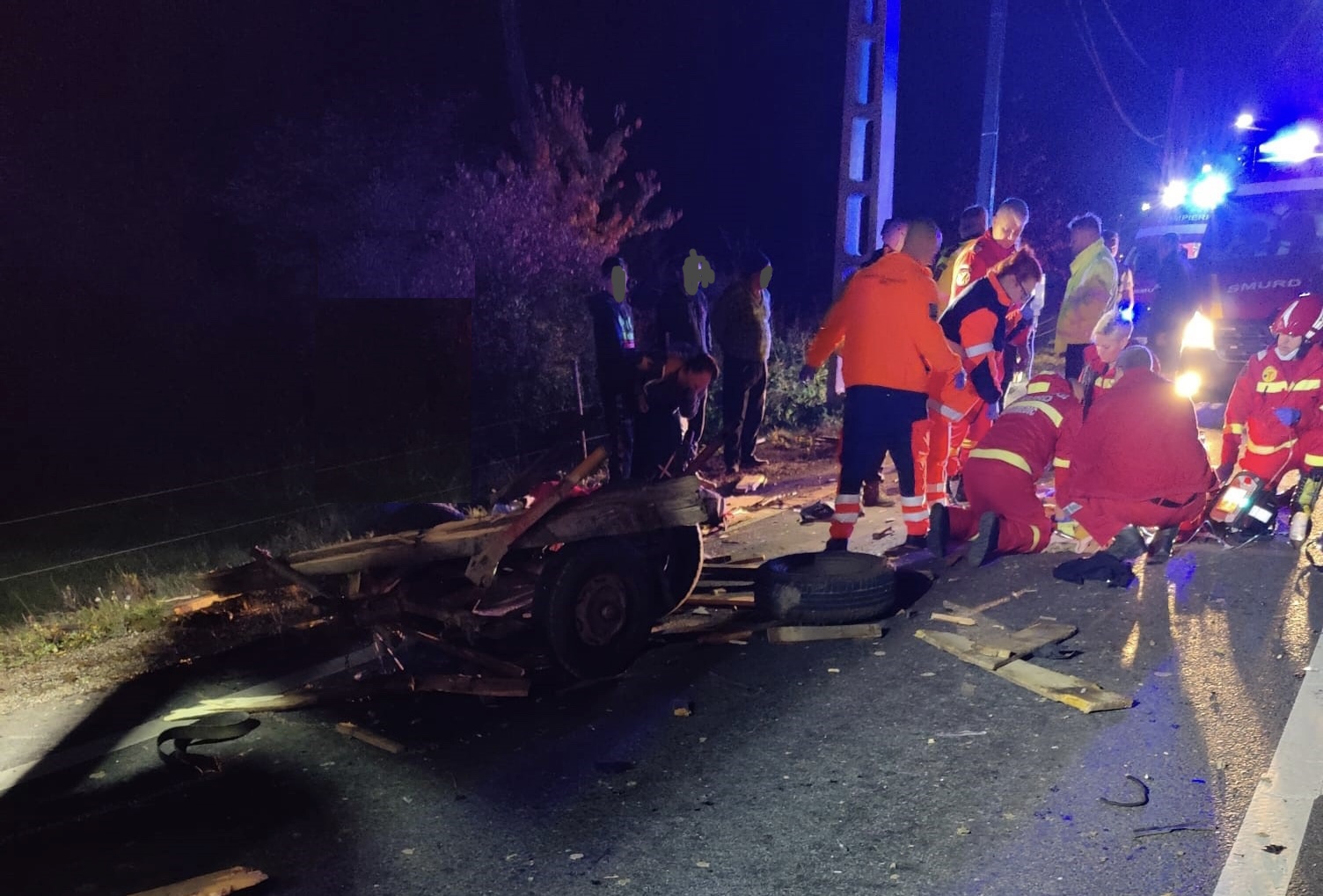 FOTO. Un copil a murit și două persoane au fost rănite în coliziunea dintre un autoturism şi o căruţă