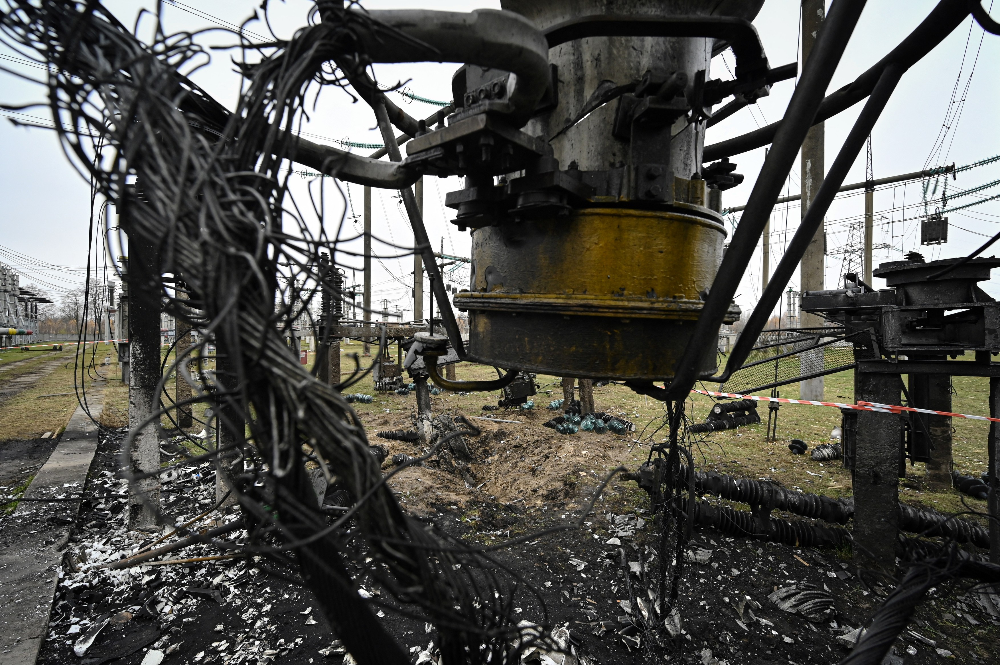 Ucraina acuză Rusia că a distrus o centrală electrică de primă importanţă în Herson înainte de a-și retrage trupele din oraş