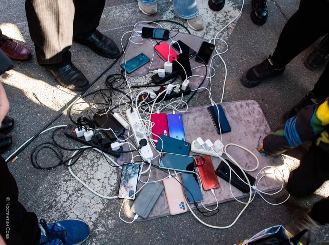 O imagine "cât o mie de cuvinte" din Herson. Ucrainenii își încarcă telefoanele la un generator în centrul orașului