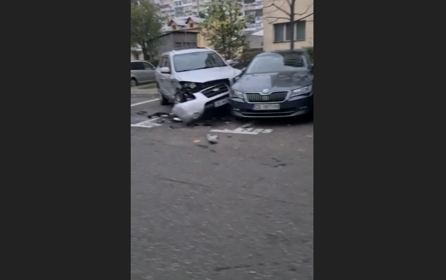 O șoferiță aflată la volanul unui camion de gunoi a lovit șapte mașini parcate pe o stradă