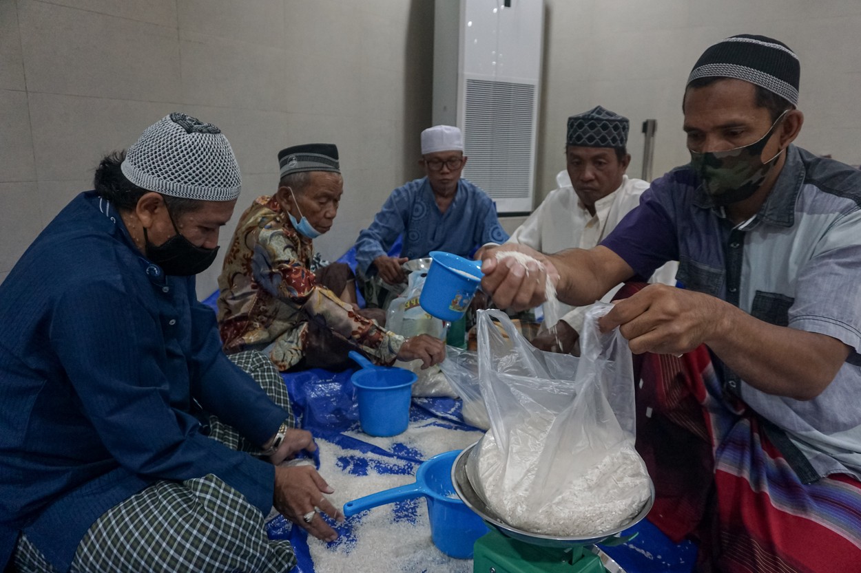 Liderii lumii discută într-o zonă de lux din Bali despre securitatea alimentară. La câțiva metri, oamenii abia-și permit un kg de orez
