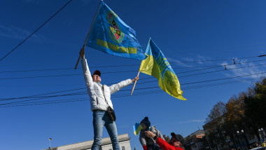 o femeie flutura steagul ucrainei in herson