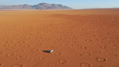 Cercurile zânelor în deșertul din Namibia