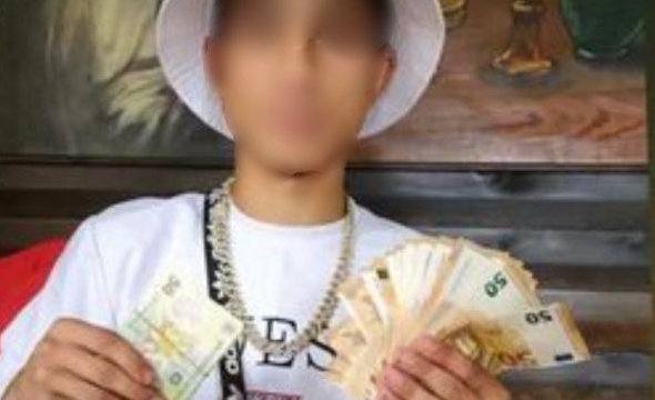 Un băiat de 14 ani a jefuit 8 case, s-a pozat în hainele victimelor şi a cheltuit în restaurante 7.000 de euro furaţi