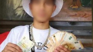 Un tânăr cu fața blurată numără bani