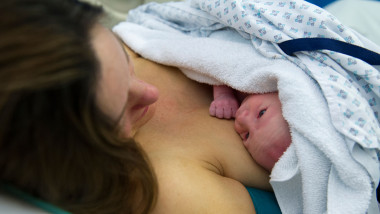 Contactul piele pe piele este de preferat în locul incubatorului în cazul bebeluşilor născuţi prematur