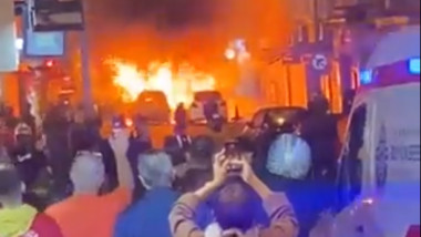 O mașină arde pe un bulevard din Istanbul