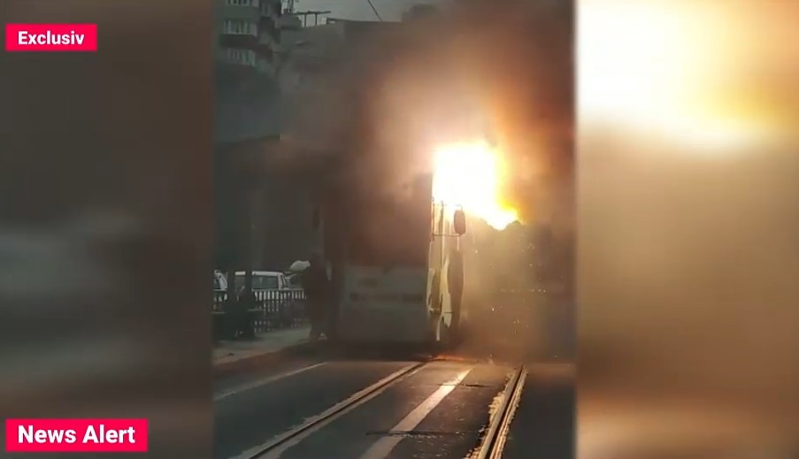 VIDEO Un tramvai a luat foc în București, în zona Eroii Revoluției