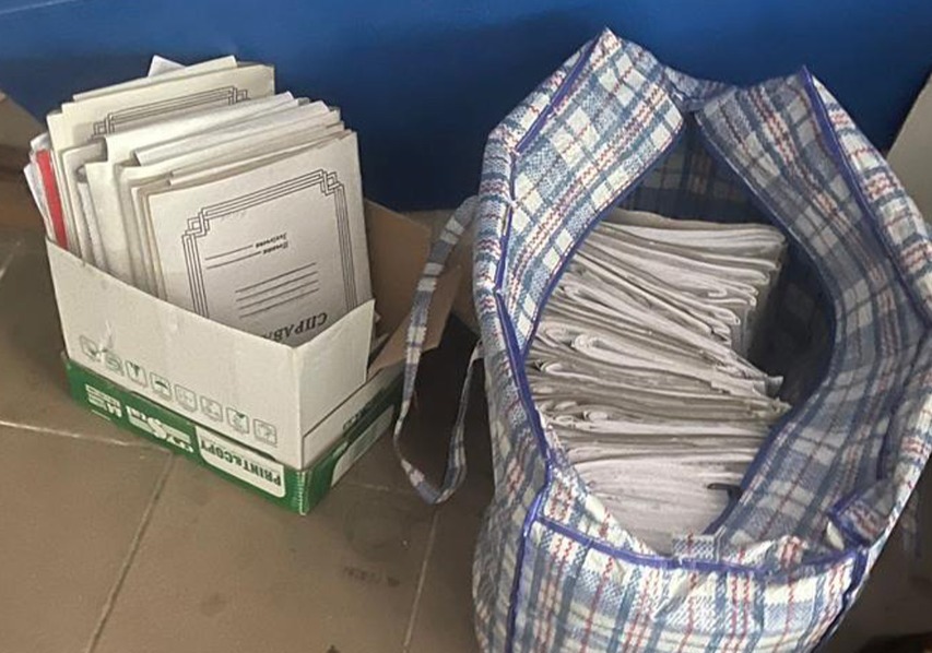 Rușii care au fugit din Herson au lăsat în urmă liste cu agenții recrutați de FSB. Documente secrete, ținute în cutii și pungi de rafie