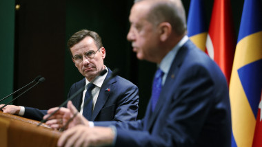 Ulf Kristersson, premierul Suediei îl privește pe președintele Turciei, Recep Erdogan, în timp ce vorbește. Foto: Profimedia Images