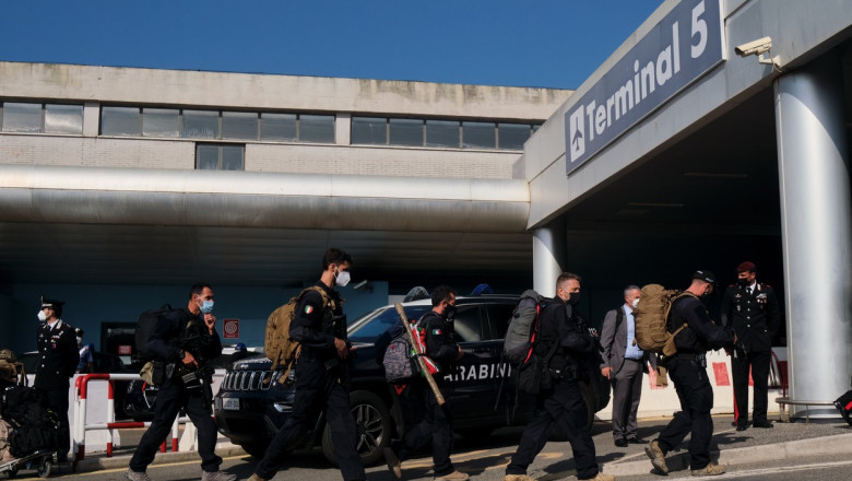 politisti italieni pe aeroportul fiumicino din roma
