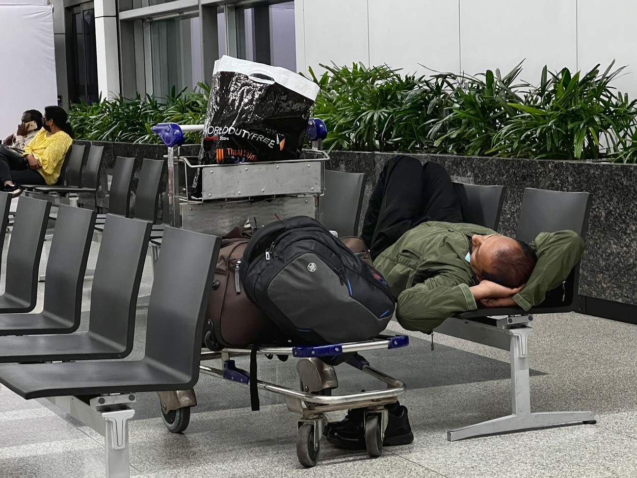 Cum ajung oamenii să trăiască luni sau chiar ani întregi în aeroporturi. „Mini-orașele” în care ai totul pentru a supraviețui