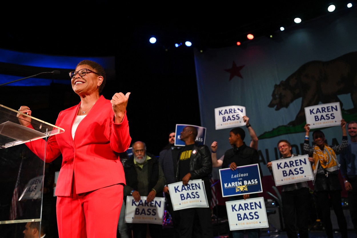 Karen Bass, prima femeie primar a oraşului Los Angeles. L-a învins pe Rick Caruso care a scos din buzunar o sumă uriașă pentru campanie