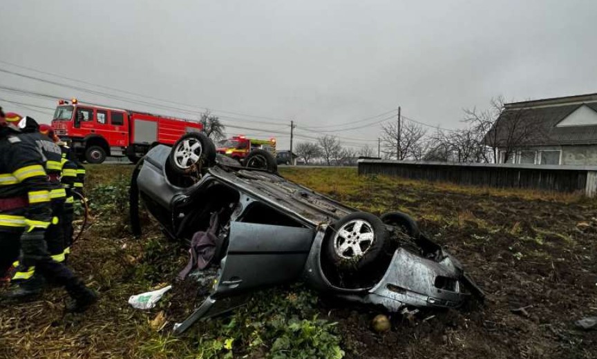 Doi bărbați descoperiți morți într-o mașină răsturnată în Neamț. Autoturismul era furat
