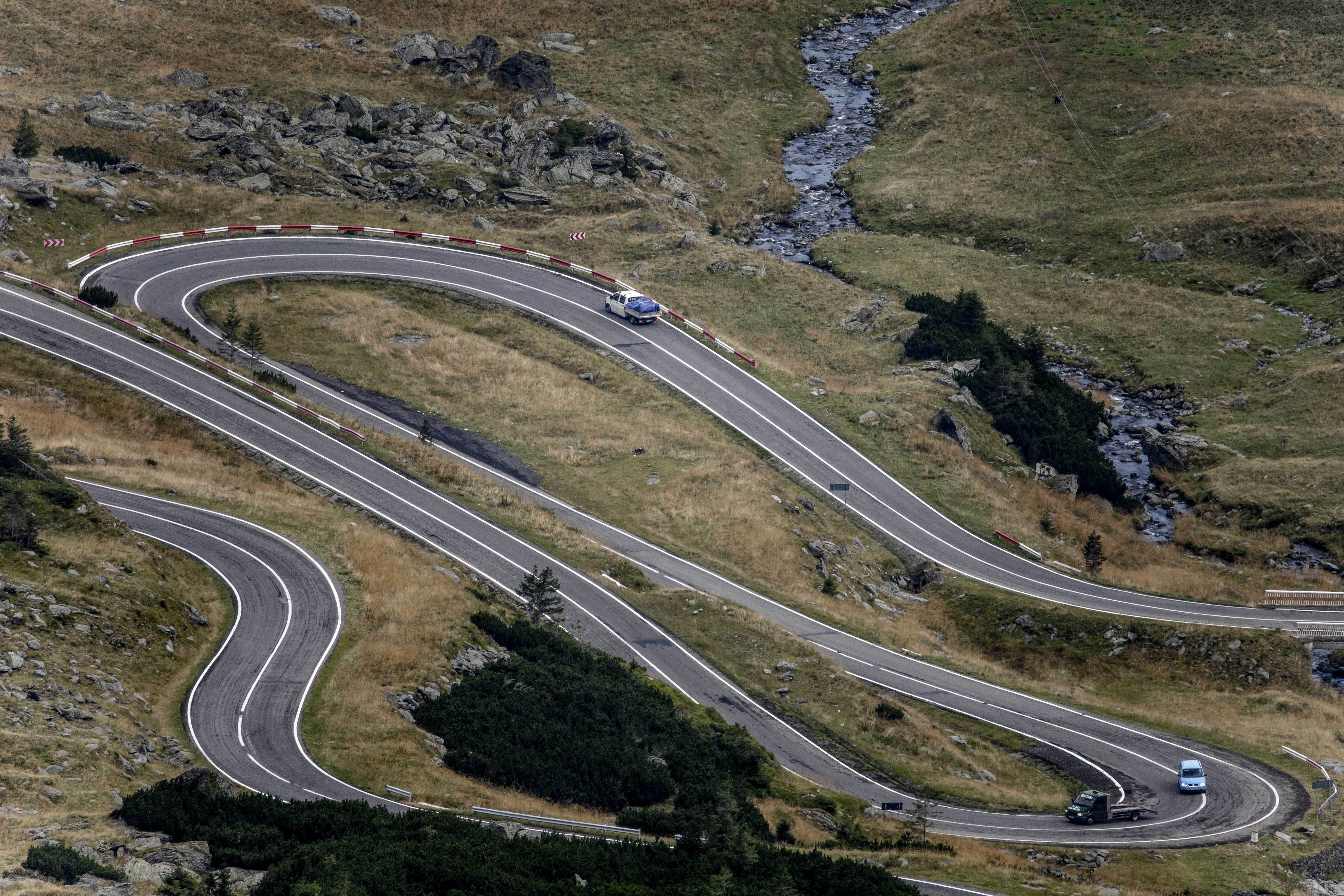 Circulaţia a fost oprită pe anumite tronsoane de pe Transalpina şi Transfăgărăşan