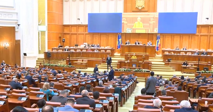Scandal și ironii în Parlament la dezbaterea Codului Fiscal. "Cea mai nasoală ipostază e ca un bărbat să stea între două femei"