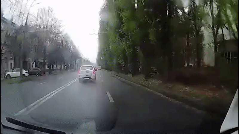 VIDEO Momentul în care o rachetă rusească aruncă în aer mașini din trafic în Dnipro