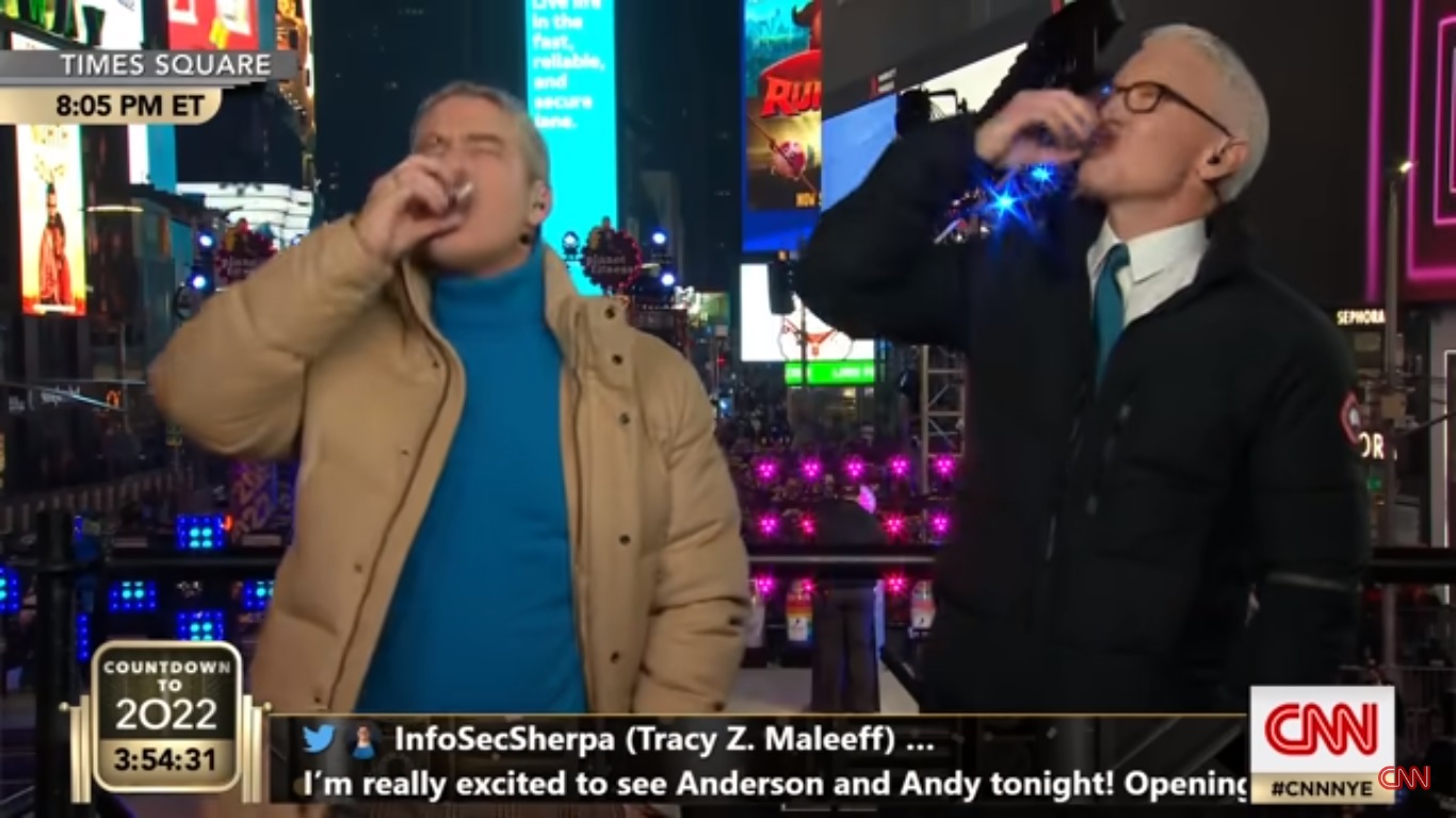 Prezentatorii de la CNN sfătuiți să lase alcoolul în timpul transmisiunilor live de Anul Nou